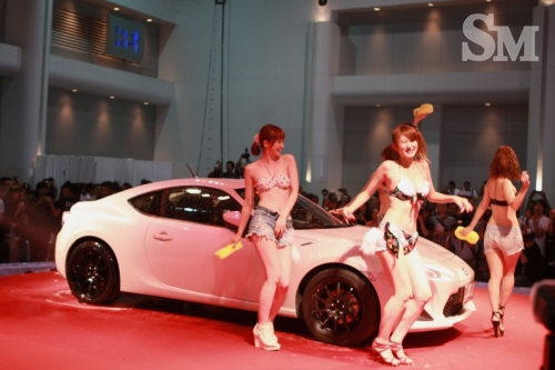 1372837693948 “Hot girl”trình diễn rửa xe ở triển lãm Bangkok