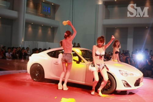 1372837693952 “Hot girl”trình diễn rửa xe ở triển lãm Bangkok