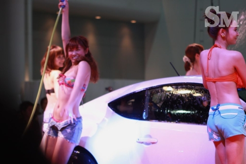 1372837693960 “Hot girl”trình diễn rửa xe ở triển lãm Bangkok