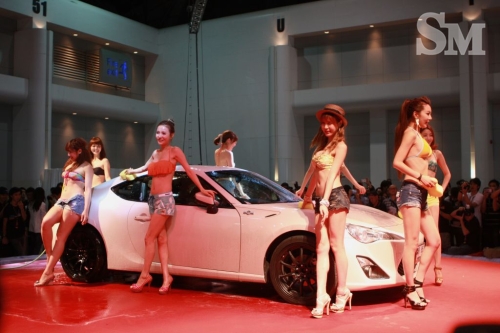 1372837693962 “Hot girl”trình diễn rửa xe ở triển lãm Bangkok