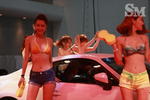 1372837693966 “Hot girl”trình diễn rửa xe ở triển lãm Bangkok